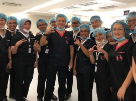 Dr. Süleyman Eserdağ’ın Filipinler’in Başkenti Manila’da verdiği genital estetik eğitimleri (2018).